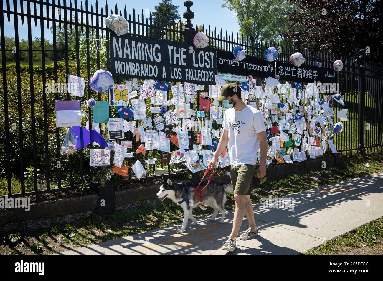 Washington, DC, États-Unis. 27 mai 2020. Un homme portant un masque passe devant un mémorial pour les victimes de la COVID-19 devant le cimetière Green-Wood de Brooklyn, New York, États-Unis, le 27 mai 2020. Crédit: Michael Nagle/Xinhua/Alay Live News Banque D'Images