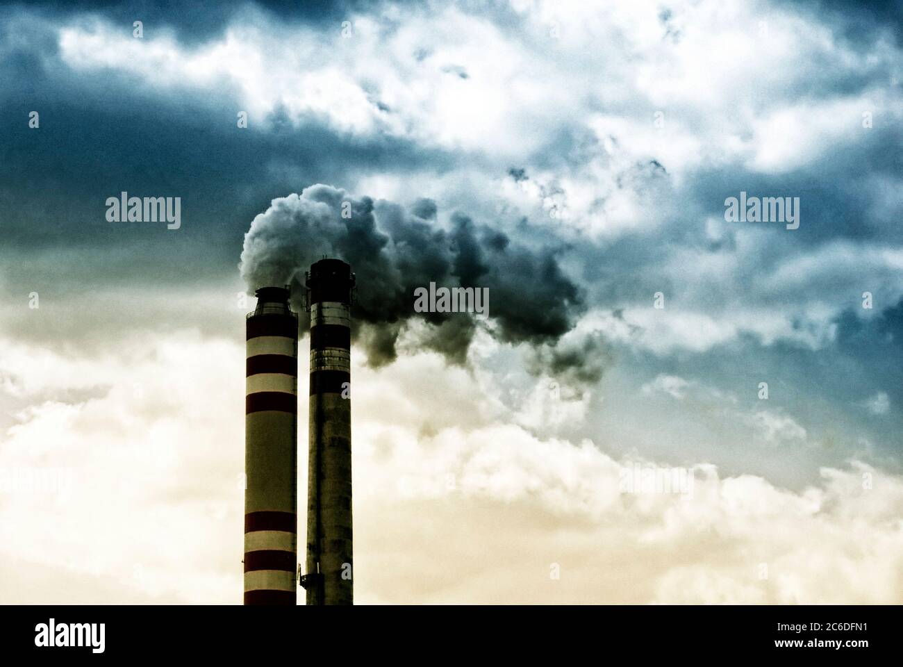 cheminées avec fumée d'une usine industrielle, changement climatique induit par l'activité humaine et concept de réchauffement de la planète Banque D'Images