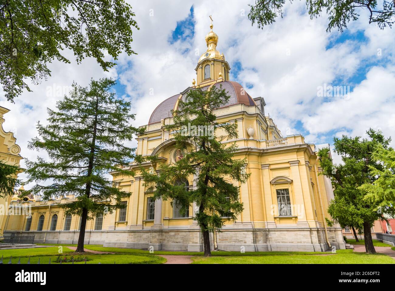 Vue sur la grande chapelle Buriale ducale Maison impériale de Romanov dans la cathédrale Pierre et Paul, située à l'intérieur de la forteresse Pierre et Paul à Saint Peters Banque D'Images