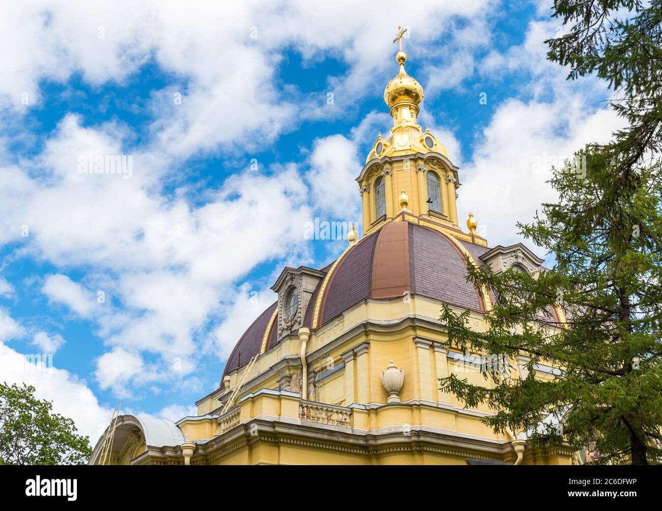 Vue sur la grande chapelle Buriale ducale Maison impériale de Romanov dans la cathédrale Pierre et Paul, située à l'intérieur de la forteresse Pierre et Paul à Saint Peters Banque D'Images