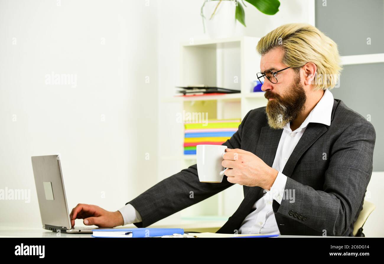 Beau homme courir des affaires en ligne. Travail en ligne. Communication d'entreprise. Navigation sur Internet. Technologie moderne. Le directeur des ventes travaille en ligne au bureau. Développeur Web. Le désespoir est parfois à l'avant-plan de l'innovation. Banque D'Images