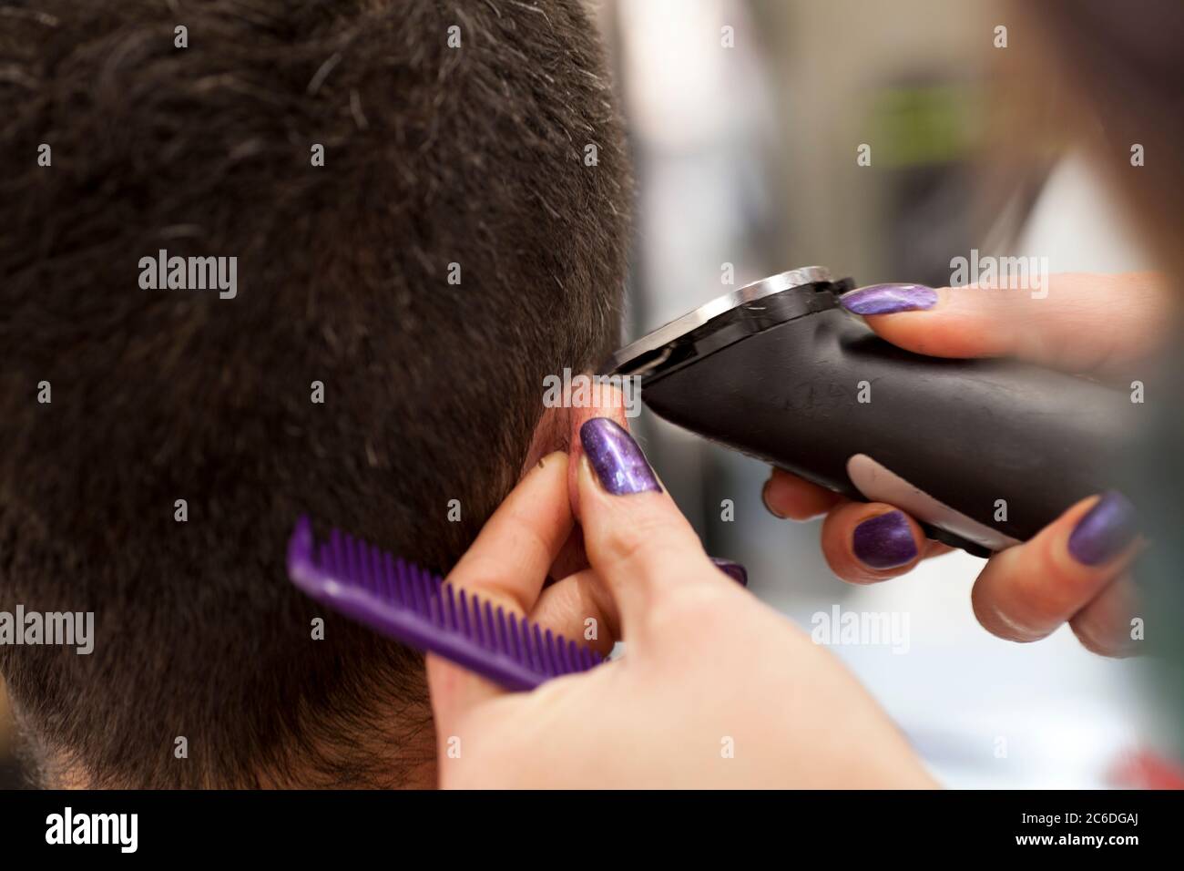 Coiffeur se taille les cheveux à son client Banque D'Images