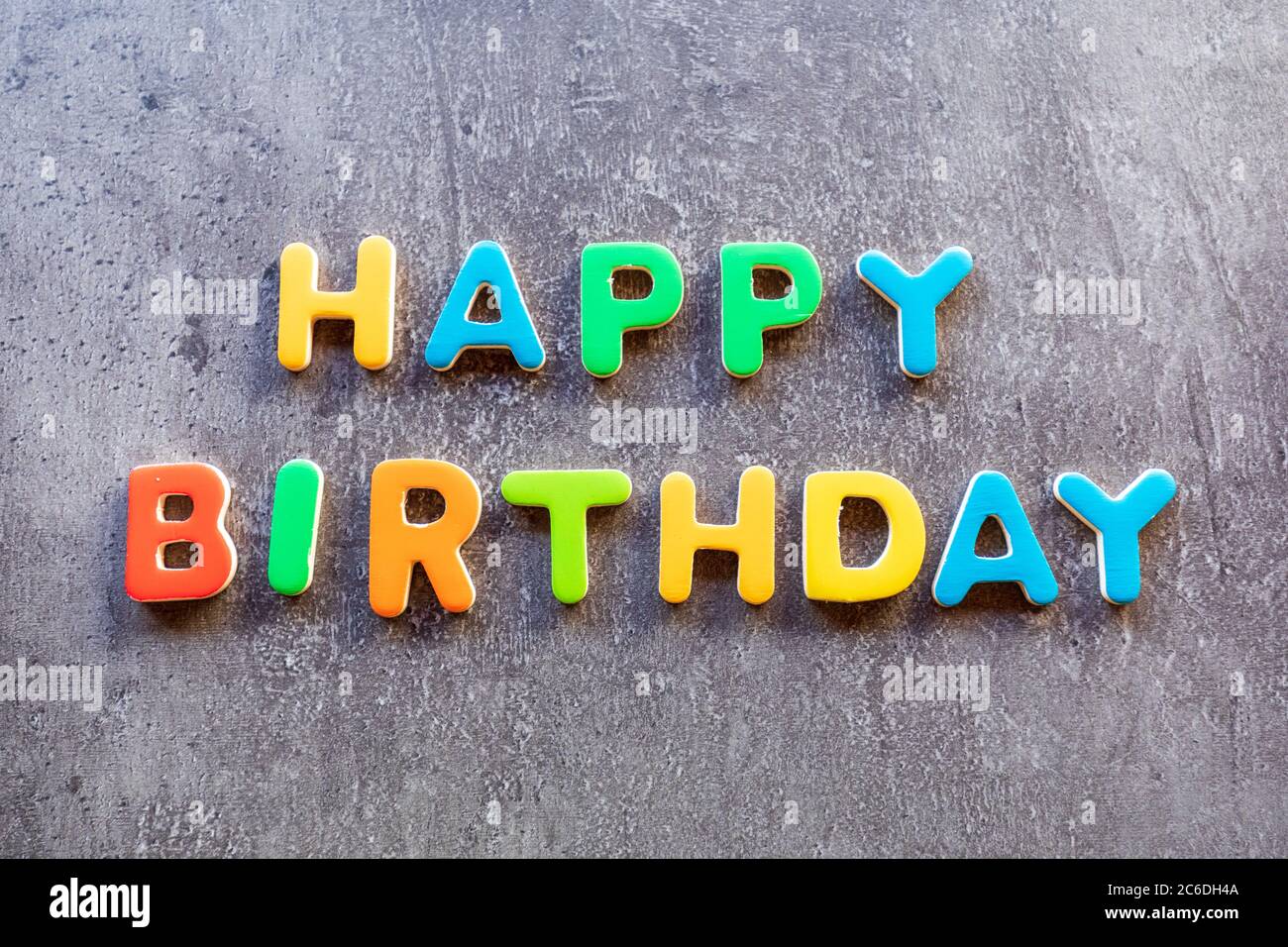 Joyeux Anniversaire Mots Ecrits Avec Des Lettres Colorees Sur Fond De Granit Vue Du Dessus Photo Stock Alamy
