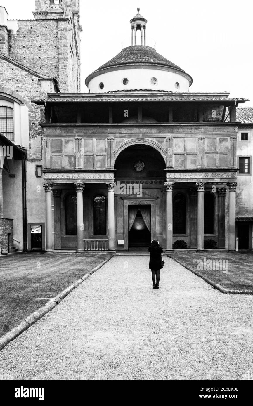 Florence, Italie. La chapelle Pazzi, conçue par Filippo Brunelleschi en 1429, est située dans le premier cloître de l'église Santa Croce, avec vue extérieure Banque D'Images