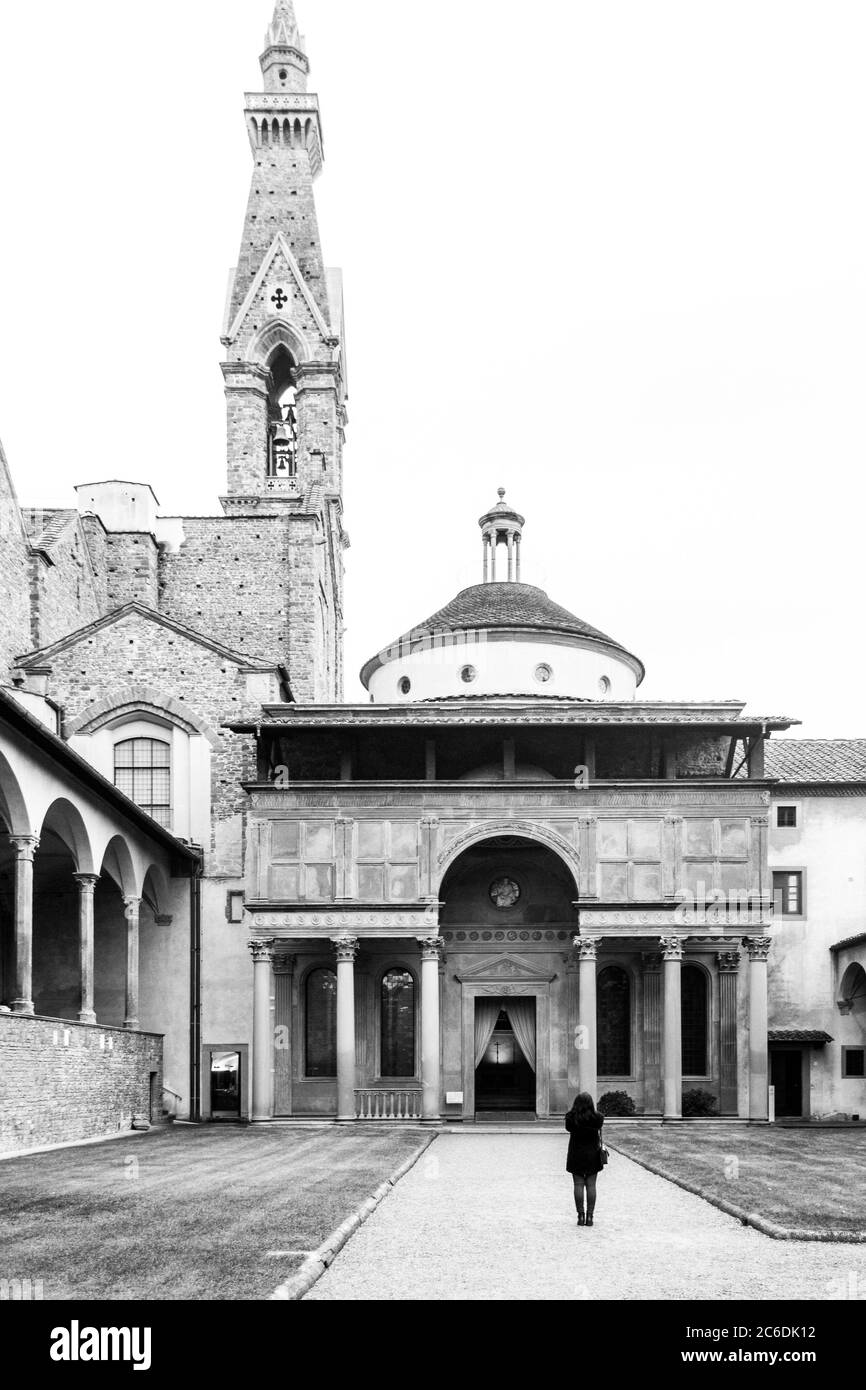 Florence, Italie. La chapelle Pazzi, conçue par Filippo Brunelleschi en 1429, est située dans le premier cloître de l'église Santa Croce, avec vue extérieure Banque D'Images