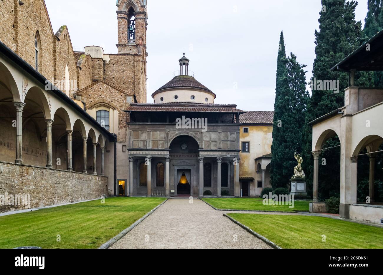 Florence, Italie. La chapelle Pazzi, conçue par Filippo Brunelleschi en 1429, est située dans le premier cloître de l'église Santa Croce, avec vue extérieure Banque D'Images