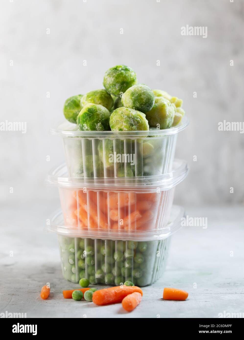 Legumes Congeles Tels Que Les Pois Verts Les Choux De Bruxelles Et La Carotte De Bebe Dans Les Boites De Stockage Sur Fond Gris En Beton Photo Stock Alamy