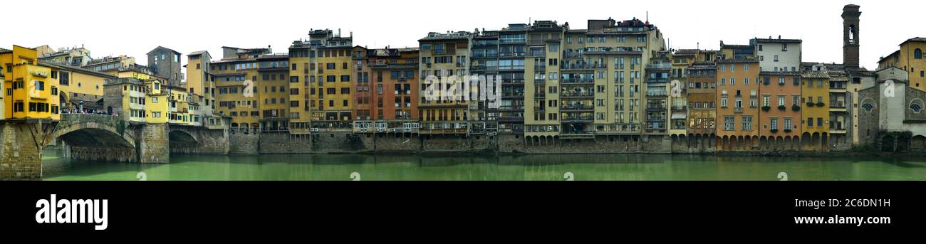 Florence, toscane, Italie. Vue latérale sur le fleuve Arno à l'intérieur de la ville, à proximité du Ponte Vecchio. Détail des nombreuses maisons historiques anciennes Banque D'Images