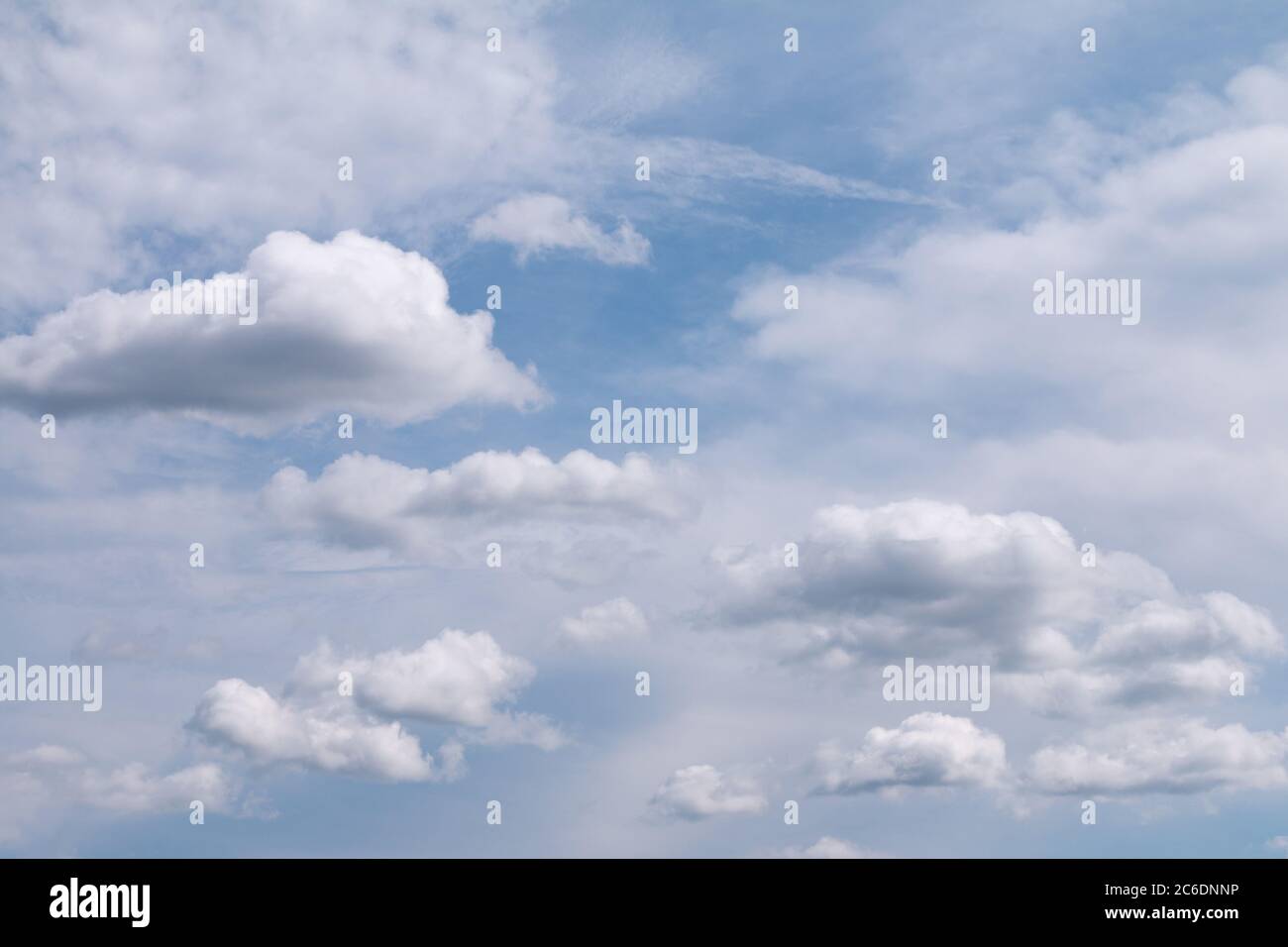 Ciel bleu avec soleil derrière les nuages. Méditation zen nature Banque D'Images