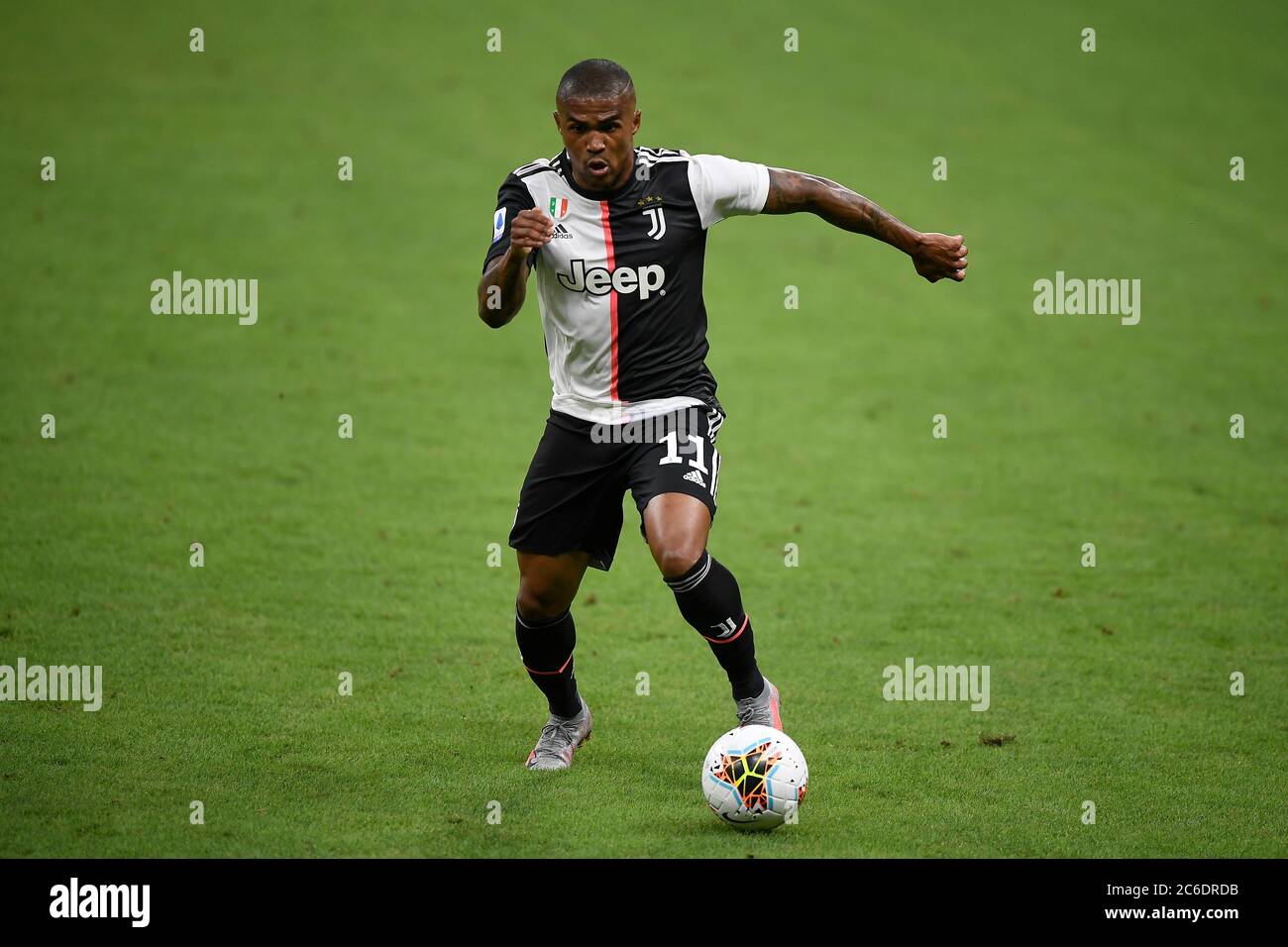 Milan, Italie - 07 juillet 2020 : Douglas Costa de Juventus FC en action pendant la série UN match de football entre l'AC Milan et le Juventus FC. AC Milan a remporté 4-2 victoires sur Juventus FC. Crédit: Nicolò Campo/Alay Live News Banque D'Images