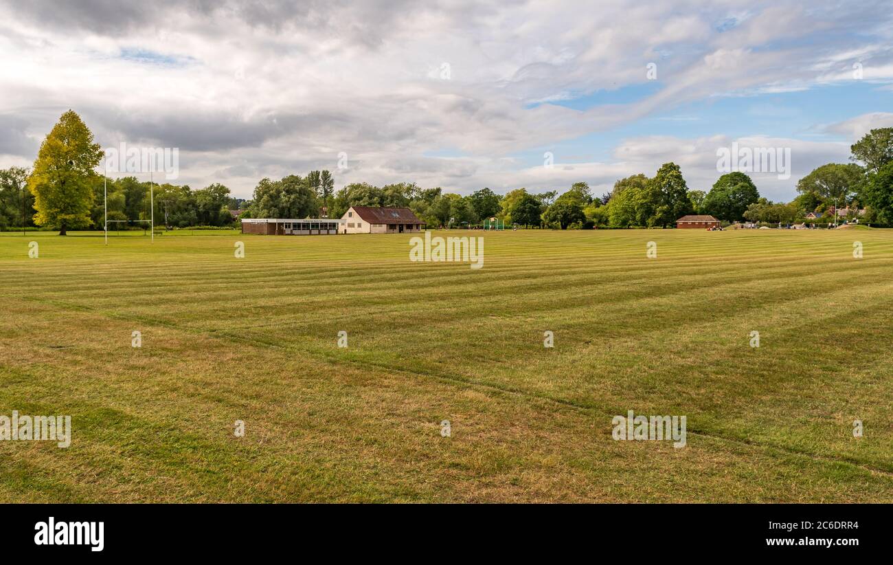 Terrain de rugby et de football fraîchement moulus dans des rayures nettes Banque D'Images