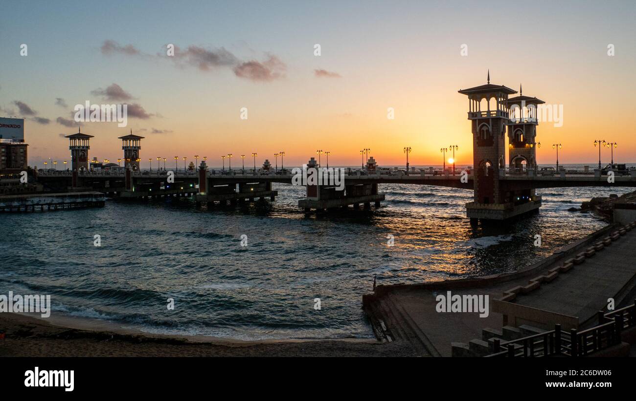 Le chef-d'œuvre architectural du pont stanley avec la plage d'Alexandrie au coucher du soleil Banque D'Images