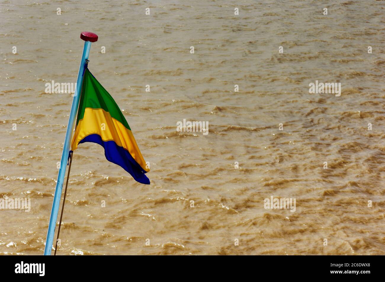 Drapeau du transport fluvial du Myanmar volant à l'arrière d'un ferry au-dessus du fleuve Yangon à Dala Banque D'Images