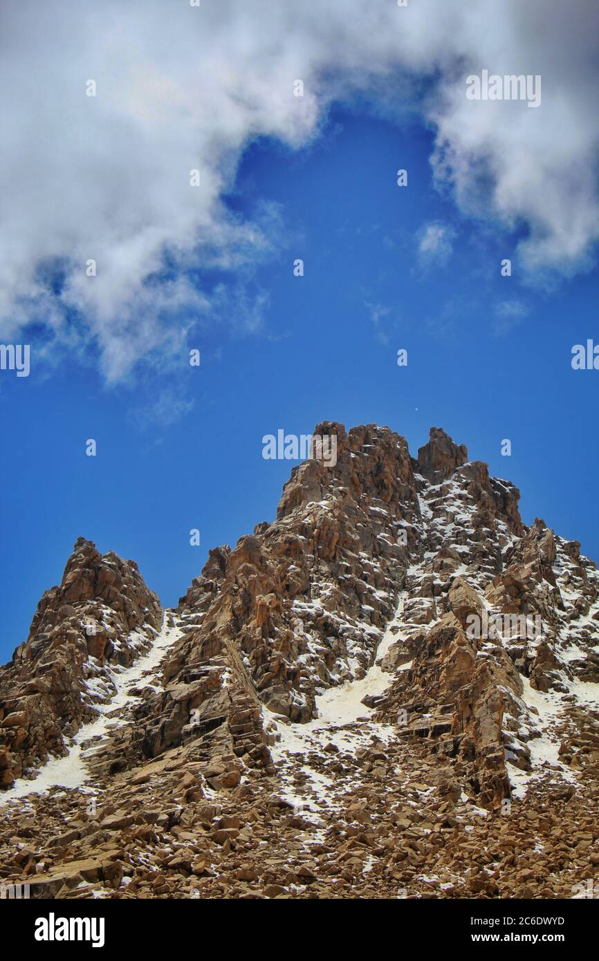 vue panoramique sur les montagnes du ladakh avec un ciel bleu et des nuages au-dessus. Banque D'Images