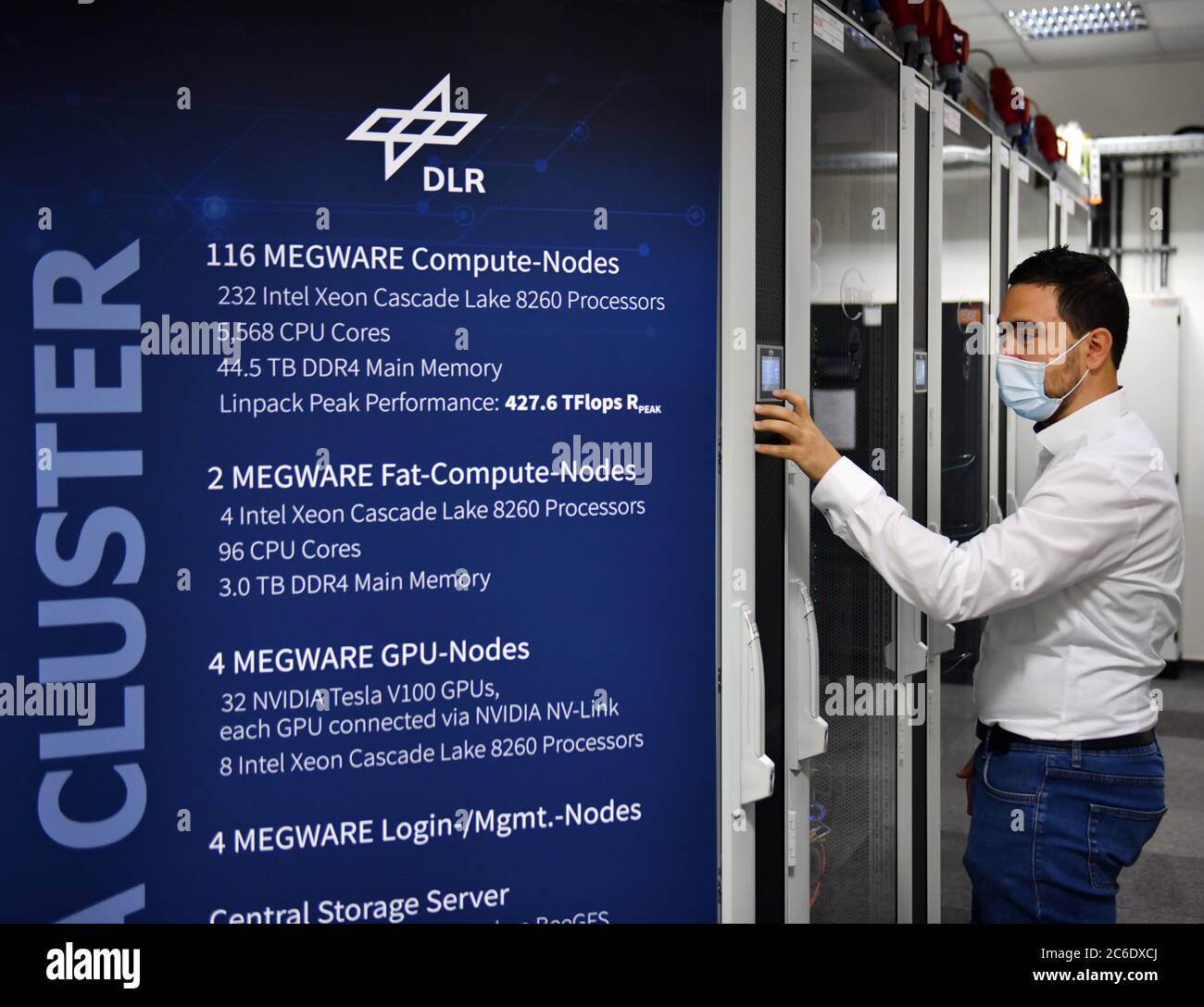 Jena, Allemagne. 09e juillet 2020. Lars Kühne, informaticien de l'Institut des sciences des données du DLR, est debout sur un nouvel ordinateur hautes performances, qui est officiellement mis en service le même jour. L'institut a été fondé en 2017 par le Centre aérospatial allemand (DLR) à Jena. Sa tâche est d'analyser de grandes quantités de données. Credit: Martin Schutt/dpa-Zentralbild/dpa/Alay Live News Banque D'Images