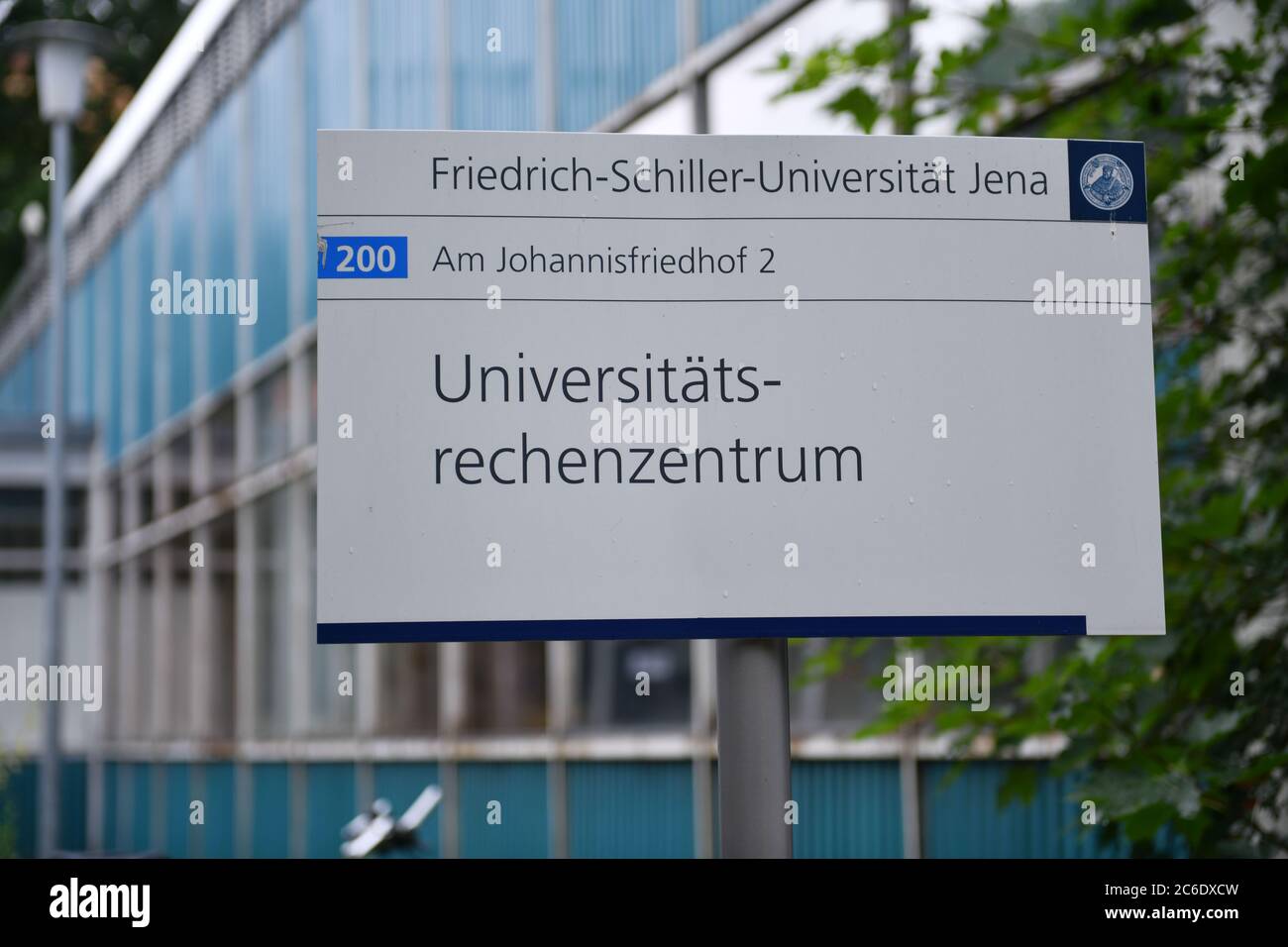 Jena, Allemagne. 09e juillet 2020. Un panneau indiquant « University Computer Center ». C'est là que l'Institut des sciences des données du DLR met en service un nouvel ordinateur hautes performances. L'institut a été fondé en 2017 par le Centre aérospatial allemand (DLR) à Jena. Sa tâche est d'analyser de grandes quantités de données. Credit: Martin Schutt/dpa-Zentralbild/dpa/Alay Live News Banque D'Images