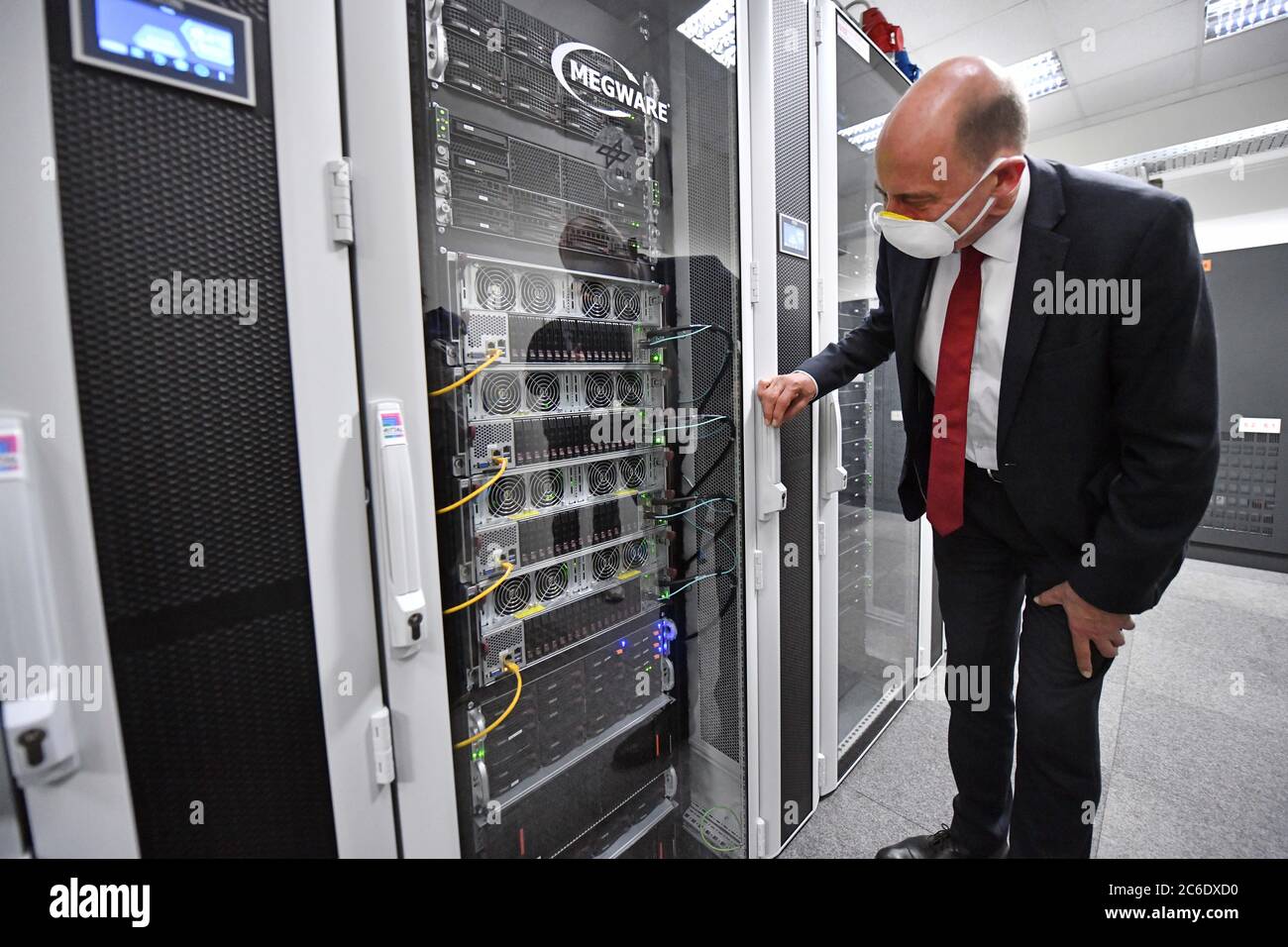Jena, Allemagne. 09e juillet 2020. Wolfgang Tiefensee (SPD), ministre de l'économie de la Thuringe, étudie un nouvel ordinateur hautes performances à l'Institut des sciences des données du DLR, qui est officiellement mis en service le même jour. L'institut a été fondé en 2017 par le Centre aérospatial allemand (DLR) à Jena. Sa tâche est d'analyser de grandes quantités de données. Credit: Martin Schutt/dpa-Zentralbild/dpa/Alay Live News Banque D'Images