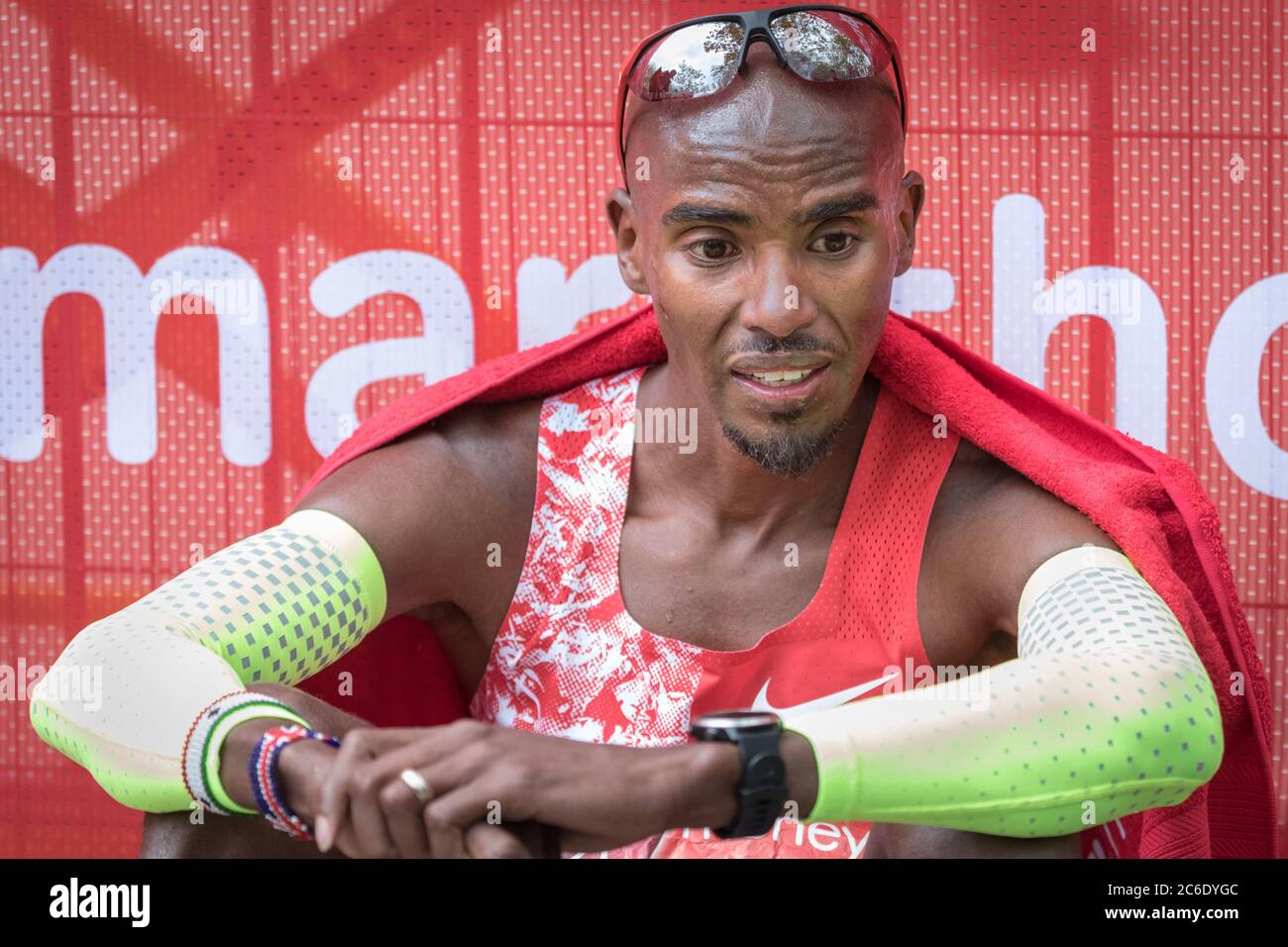 Sir Mo Farah, GBR traverse la ligne d'arrivée en 5e position, Virgin Monkey London Marathon 2019, Londres, Royaume-Uni Banque D'Images