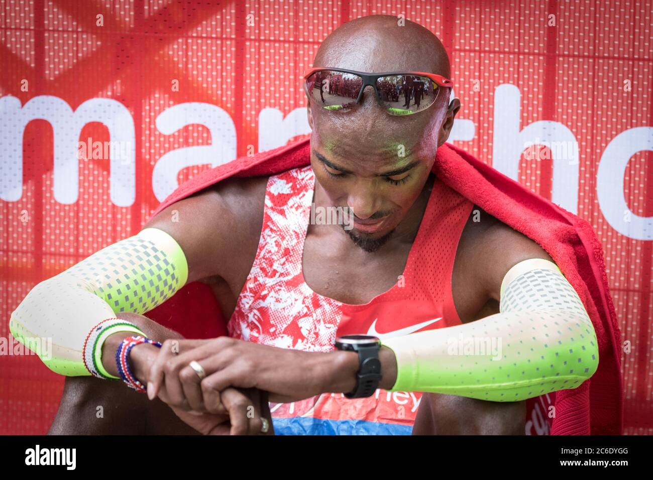 Sir Mo Farah, GBR traverse la ligne d'arrivée en 5e position, Virgin Monkey London Marathon 2019, Londres, Royaume-Uni Banque D'Images