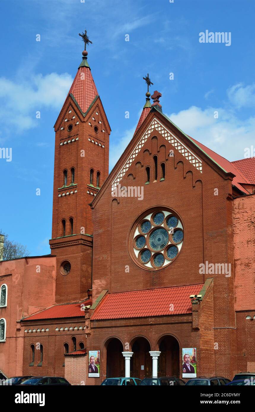 MINSK, BÉLARUS - 2 MAI 2016 : Église des Saints Simon et Helen (Église rouge) sur la place de l'indépendance le jour du printemps Banque D'Images