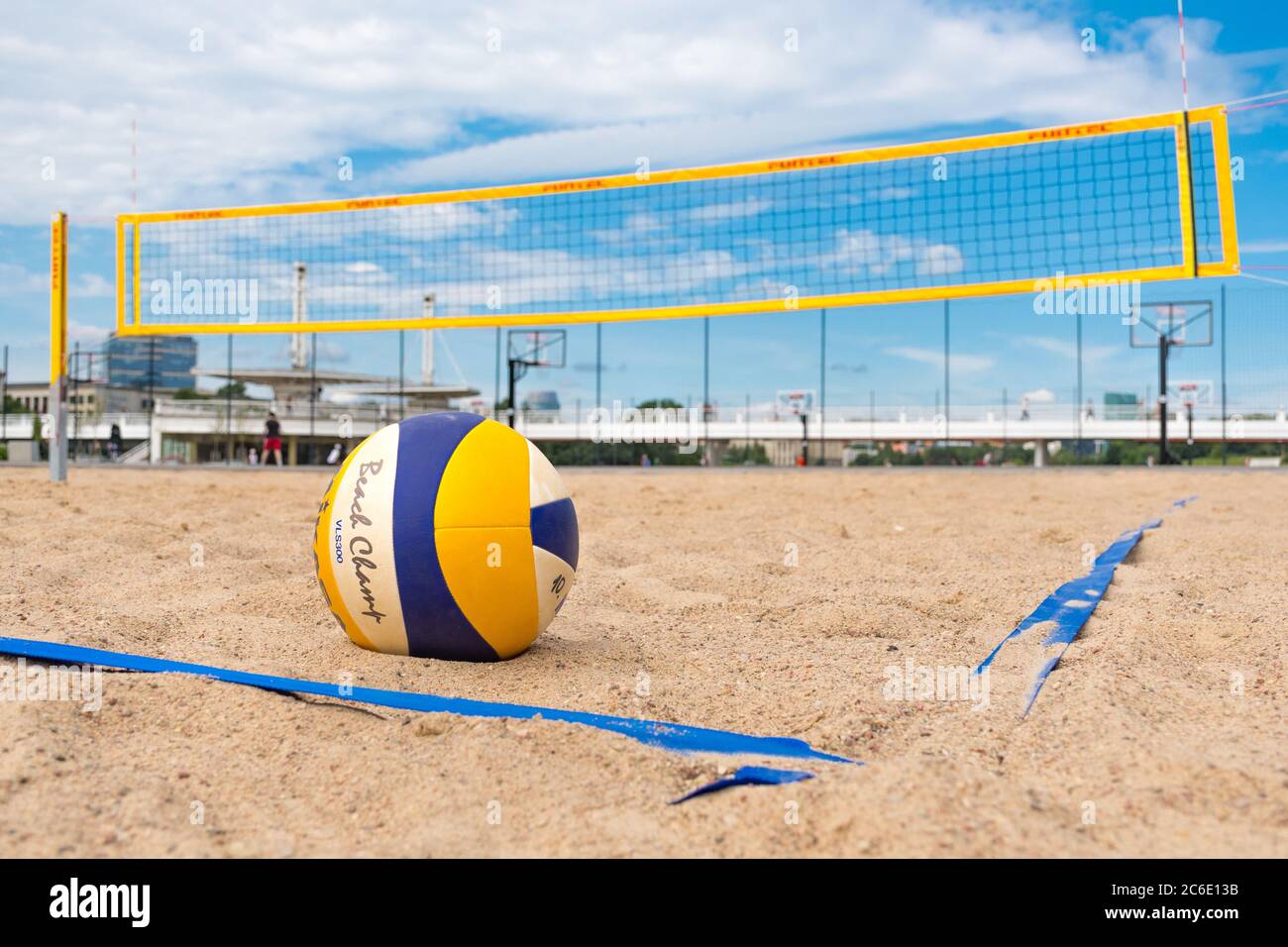 Beach volley, ballon sur le sable et filet sur fond Photo Stock - Alamy