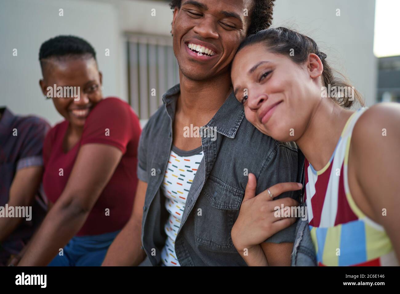 Portrait un jeune couple heureux qui se serre et rit Banque D'Images