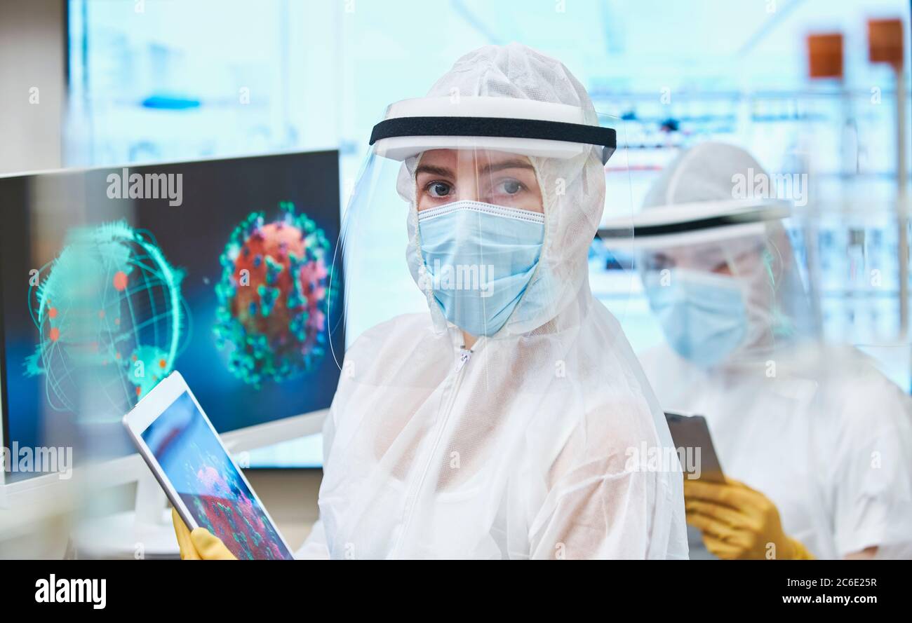 Portrait scientifique confiante de femme recherchant le coronavirus Banque D'Images