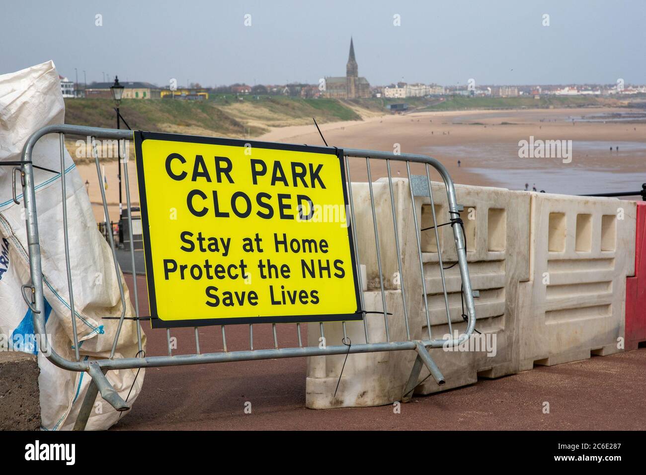 Les parkings fermés de Tynemouth les parkings restent fermés avant le week-end des fêtes et les forces de police demandent aux gens de rester à la maison et de respecter les règles de confinement. Banque D'Images