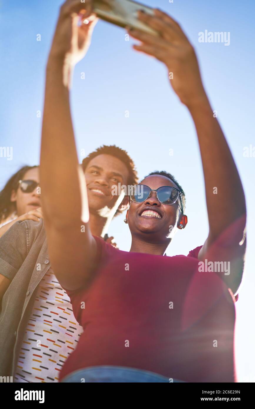 De jeunes amis heureux prenant le selfie avec un smartphone Banque D'Images