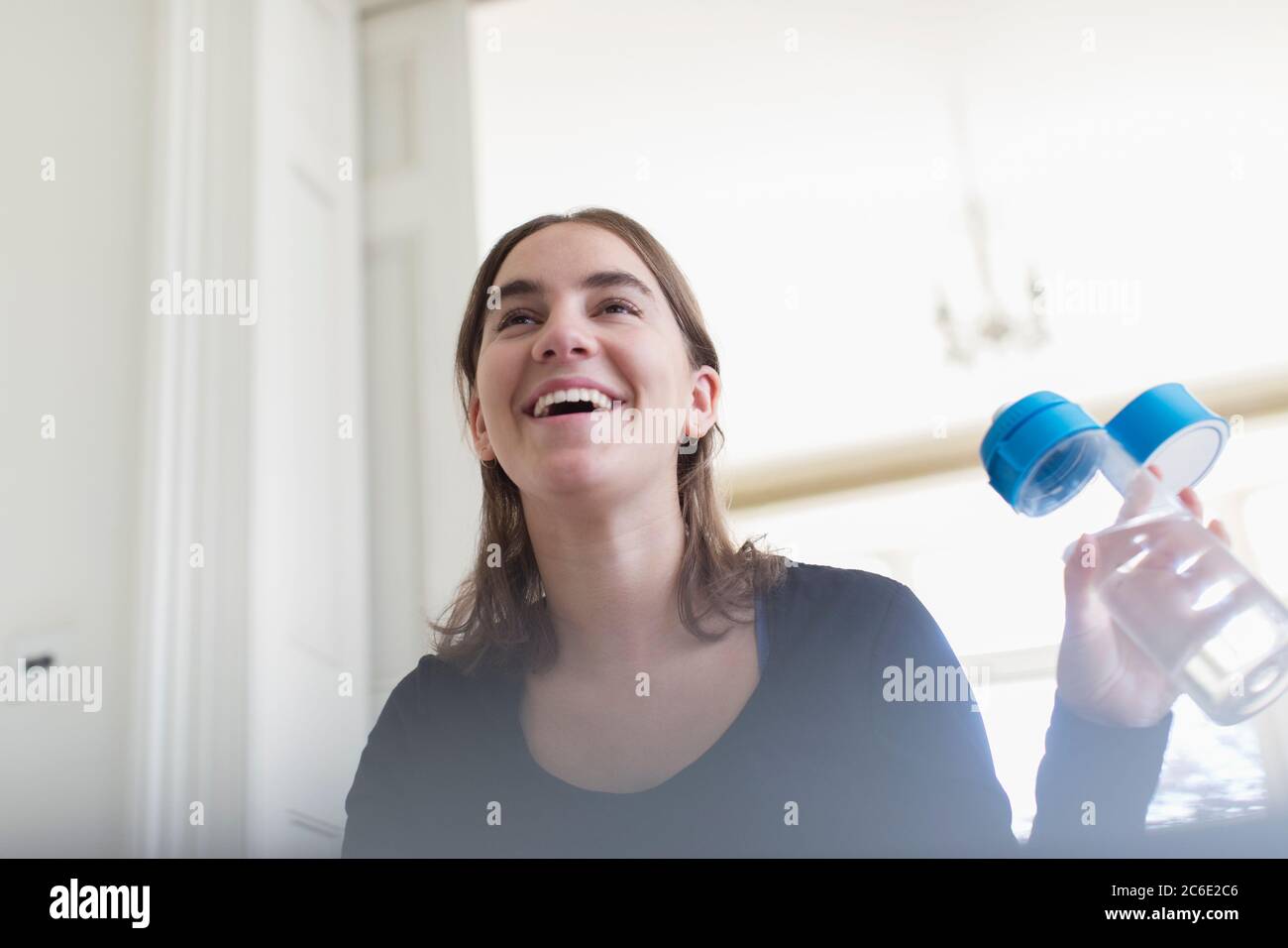 Bonne adolescente à boire de l'eau Banque D'Images