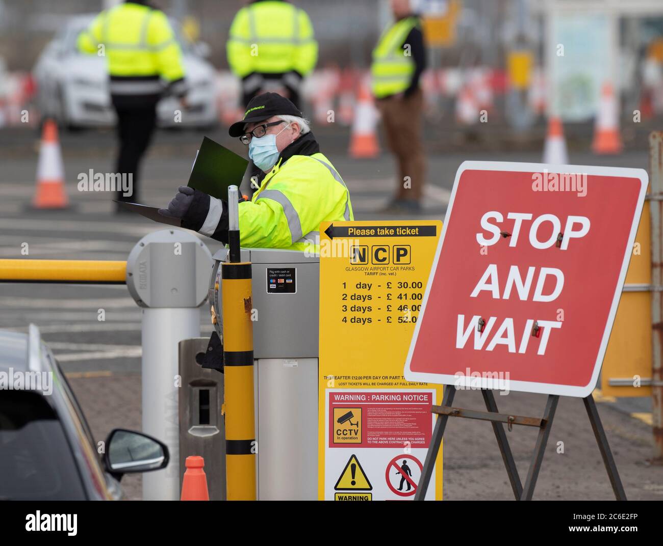 VÉRIFICATION DES VIRUS À L'AÉROPORT 1er jour de test pour les travailleurs du NHS dans un centre de test de fortune dans le parc automobile de l'aéroport de Glasgow, Paisley, Écosse, le 5 avril 2020. Des dizaines de membres du personnel du NHS et de travailleurs essentiels attendent d'être testés alors que la pandémie Corona virus Covid-19 balaie l'Écosse Banque D'Images