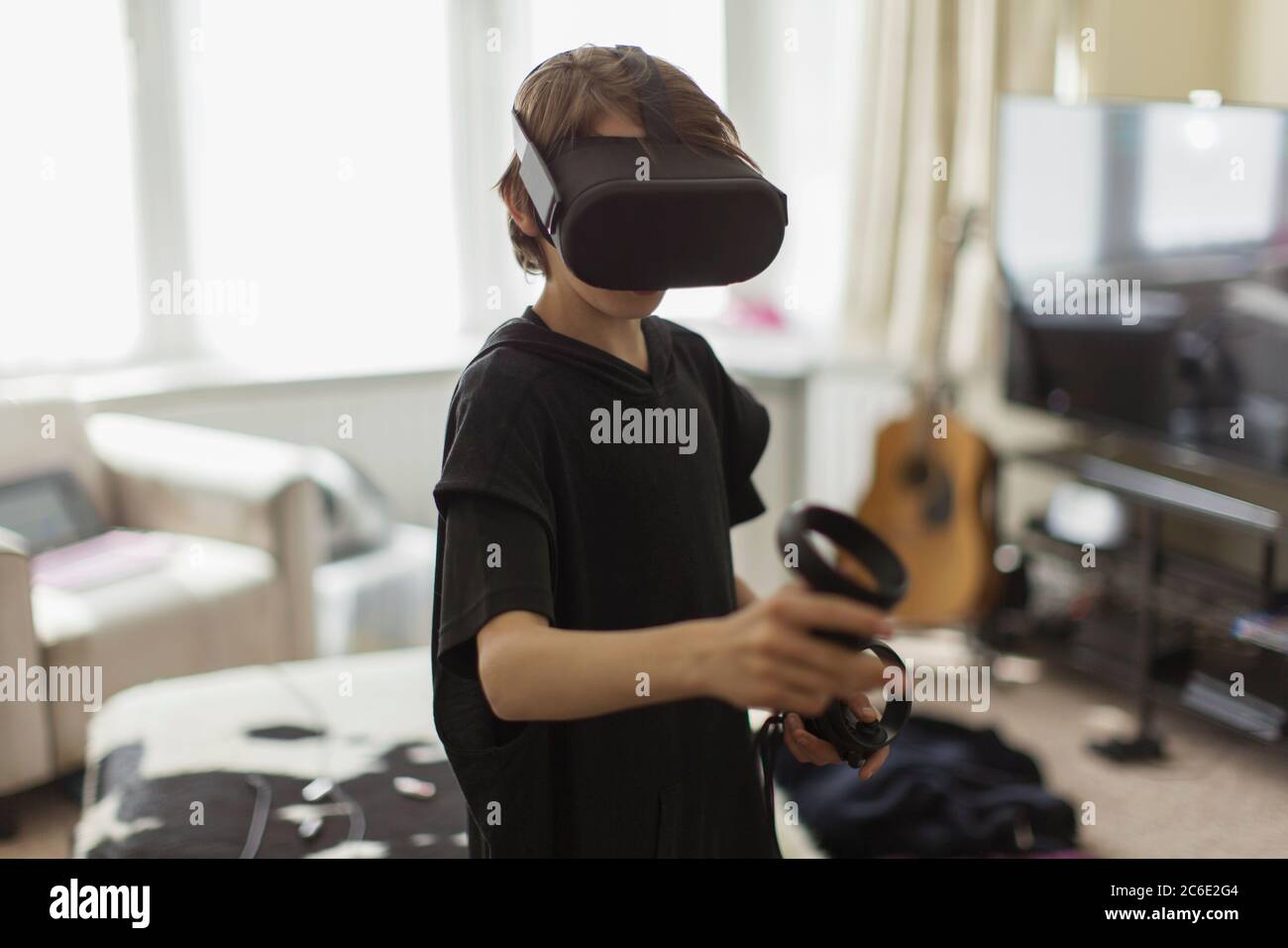 Garçon jouant à un jeu vidéo avec des lunettes VRS Banque D'Images