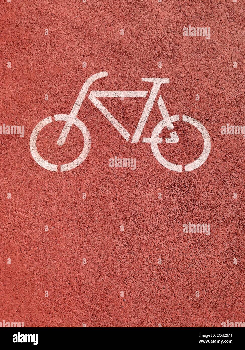 Photo d'un panneau de piste de vélo peint sur un sol orange Banque D'Images