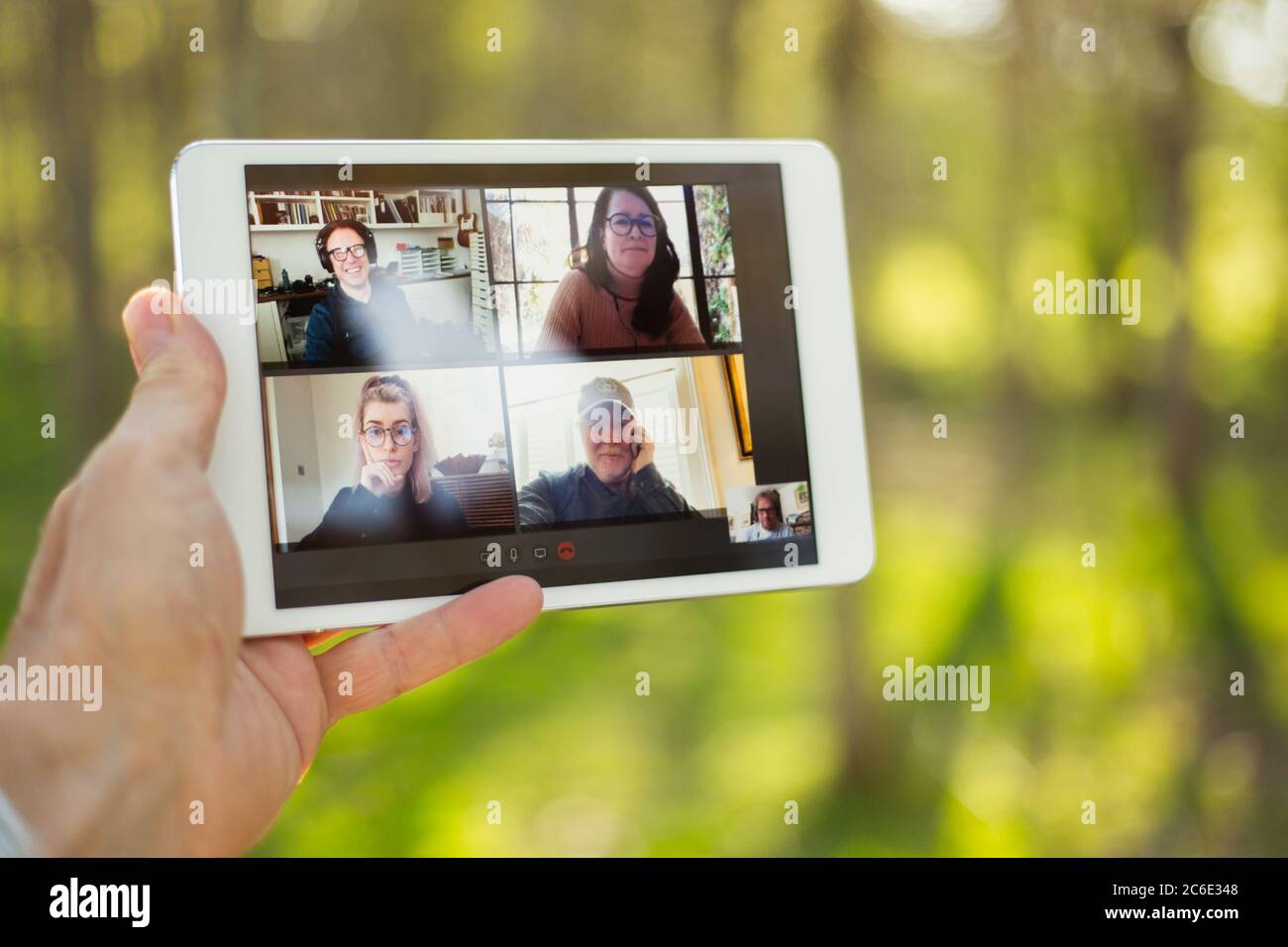 POV man chat vidéo avec des collègues sur écran de tablette numérique Banque D'Images POV man chat vidéo avec des collègues sur écran de tablette numérique Banque D'Images
