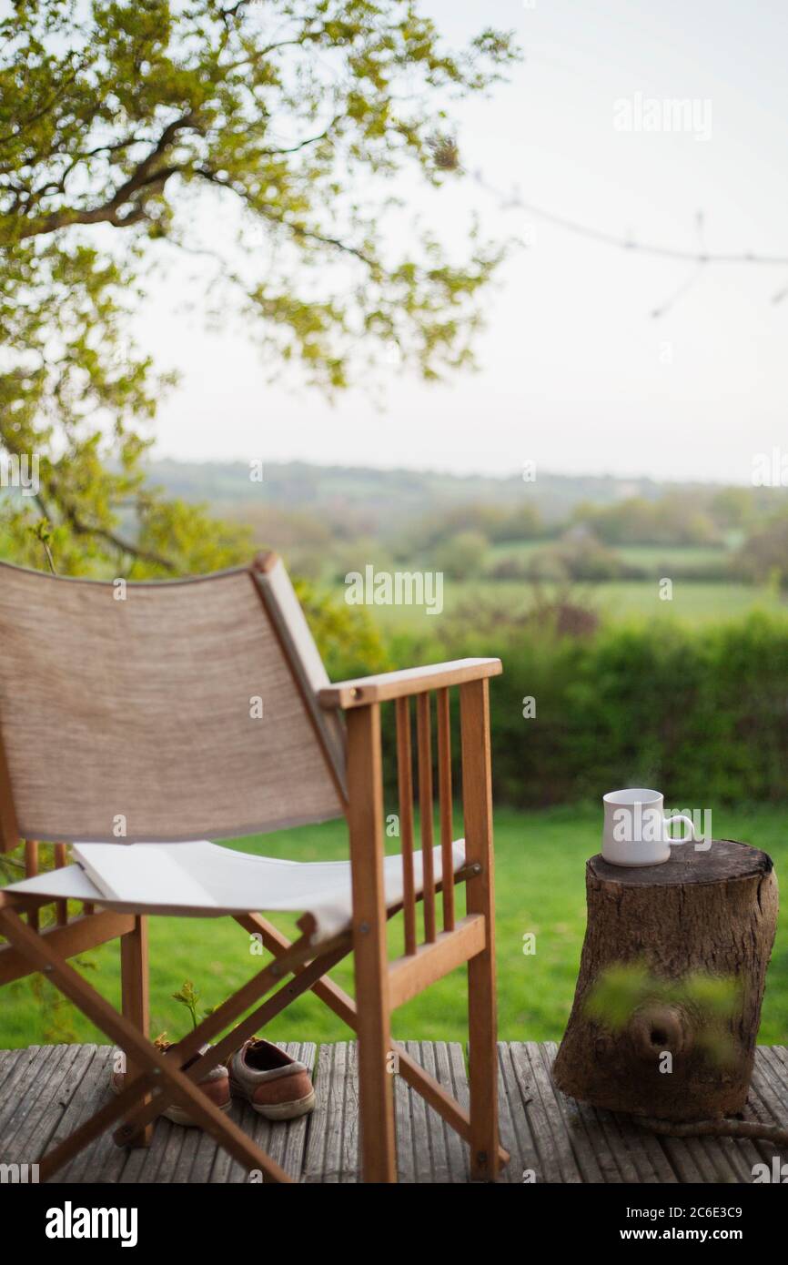 Livre et chaise sur le balcon donnant sur le terrain rural Banque D'Images