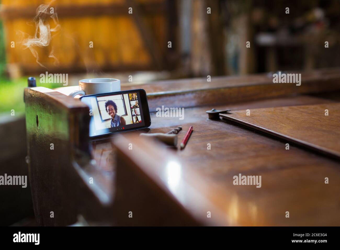 Vos collègues discutent par vidéo sur smartphone sur un bateau en bois Banque D'Images