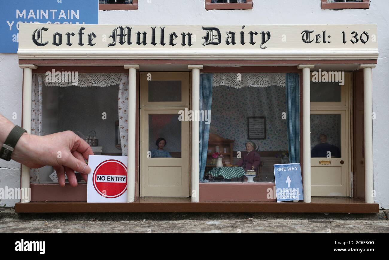 Un panneau miniature sans entrée est placé à côté d'un panneau de distance sociale à sens unique dans le magasin de Corfe Mullen Dairy à la ville modèle et aux jardins de Wimborne, Dorset, Alors qu'ils se préparent à rouvrir au public samedi après l'assouplissement des restrictions de verrouillage en Angleterre. Banque D'Images