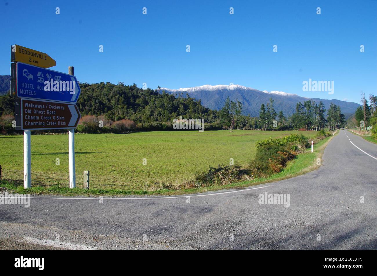 Ancien panneau de route fantôme. Itinéraire alternatif de la piste te Araroa. Île du Sud. Nouvelle-Zélande Banque D'Images