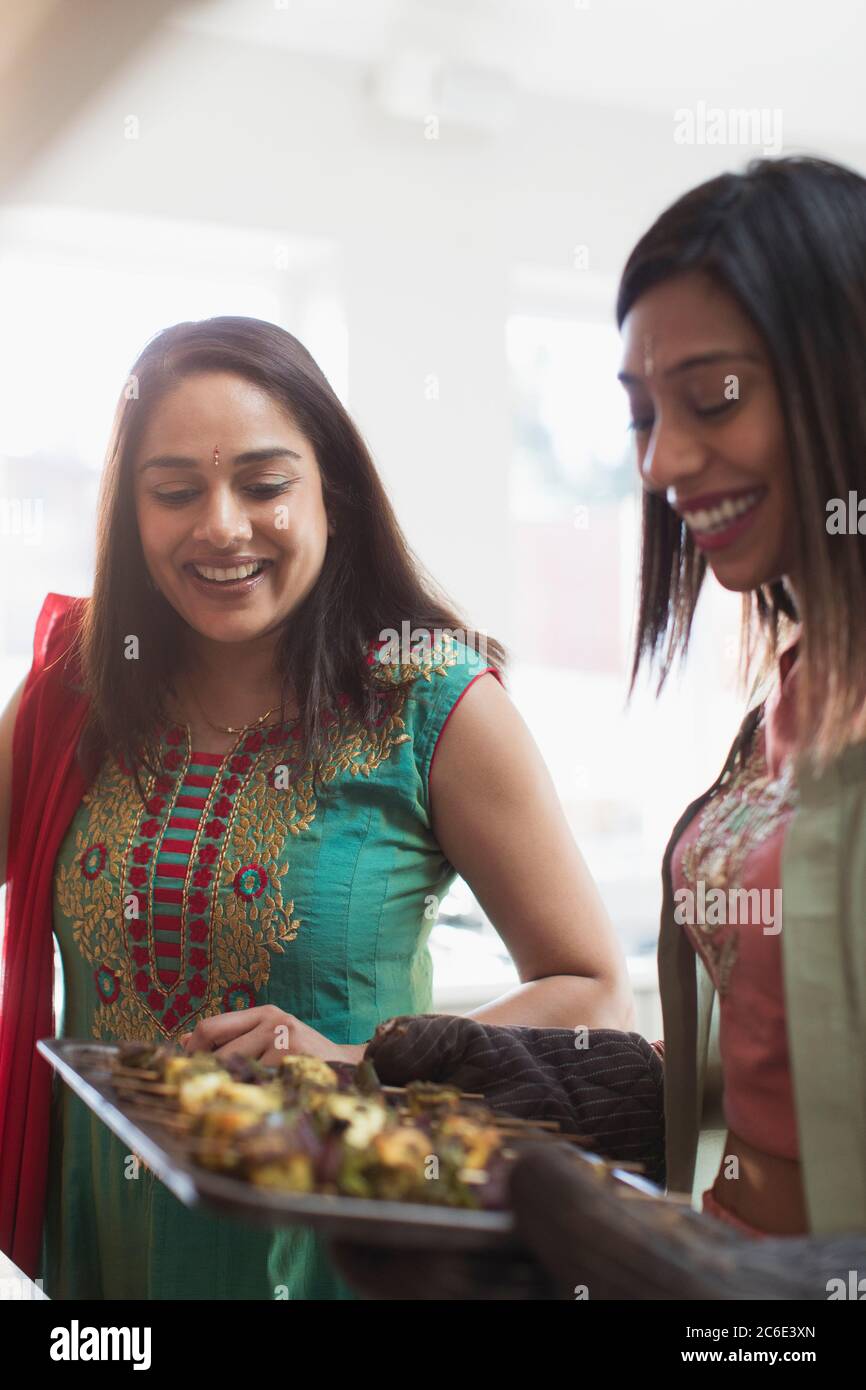 Femmes indiennes dans la cuisine saris Banque D'Images