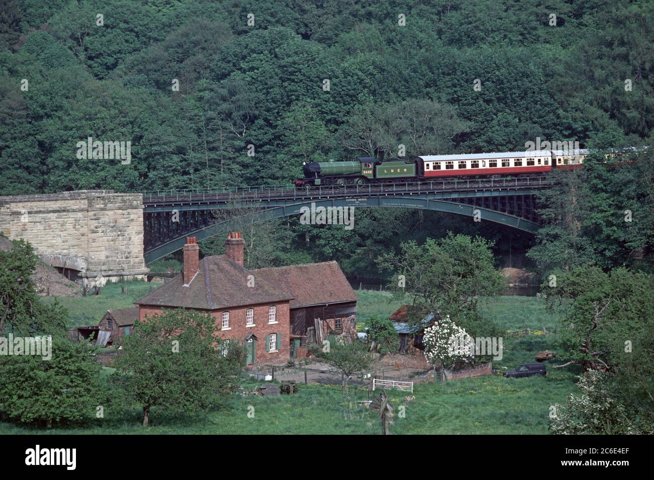 London & North Eastern Railway (LNER) 3442 la locomotive à vapeur Great Marquess sur le pont en fonte Victoria, Severn Valley Heritage Railway, Shropshire & Worcester, Angleterre Banque D'Images