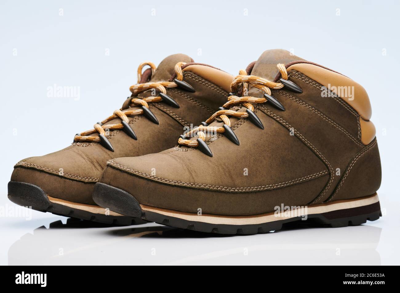 PAIT de chaussures de randonnée marron lacées vue latérale isolée sur fond blanc Banque D'Images