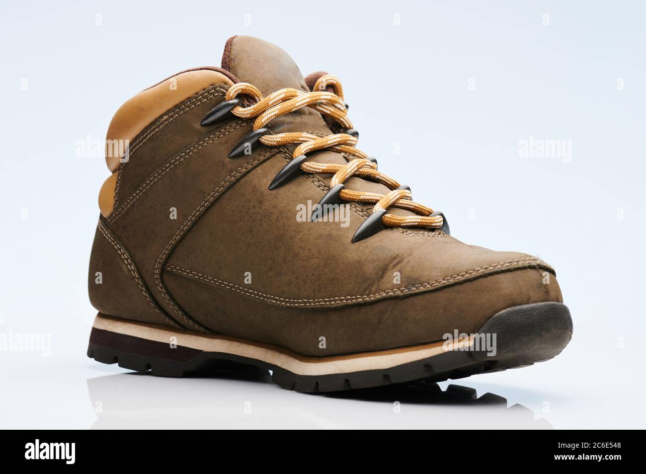 Chaussure de randonnée en cuir marron isolée sur fond blanc Banque D'Images