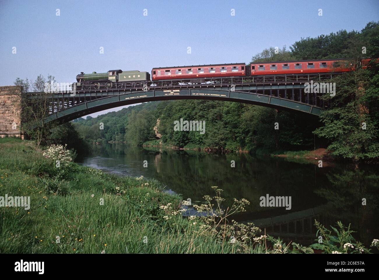 London & North Eastern Railway (LNER) 3442 la locomotive à vapeur Great Marquess sur le pont en fonte Victoria, Severn Valley Heritage Railway, Shropshire & Worcester, Angleterre Banque D'Images