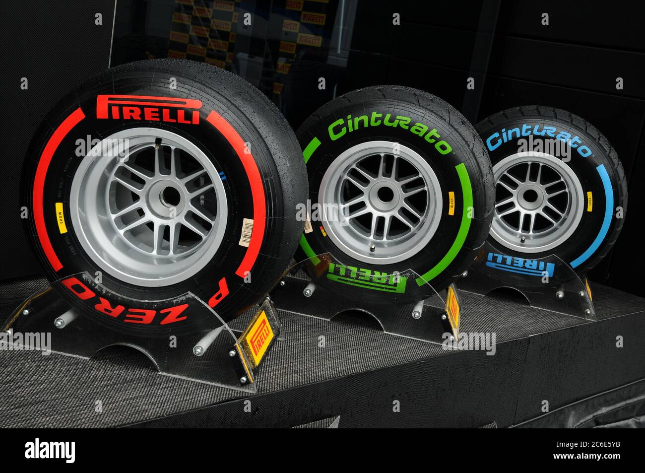MUGELLO, ITALIE - MAI 2012 : pneus Pirelli de divers composés pour les voitures de Formule 1 exposés dans les enclos pendant les journées officielles d'essais de F1 à Mugello Banque D'Images