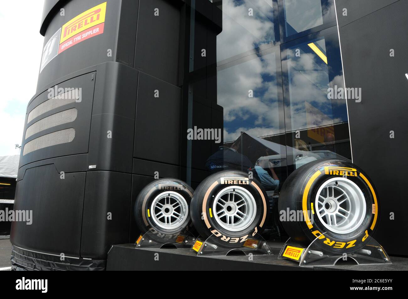 MUGELLO, ITALIE - MAI 2012 : pneus Pirelli de divers composés pour les voitures de Formule 1 exposés dans le paddock du circuit Mugello. Banque D'Images