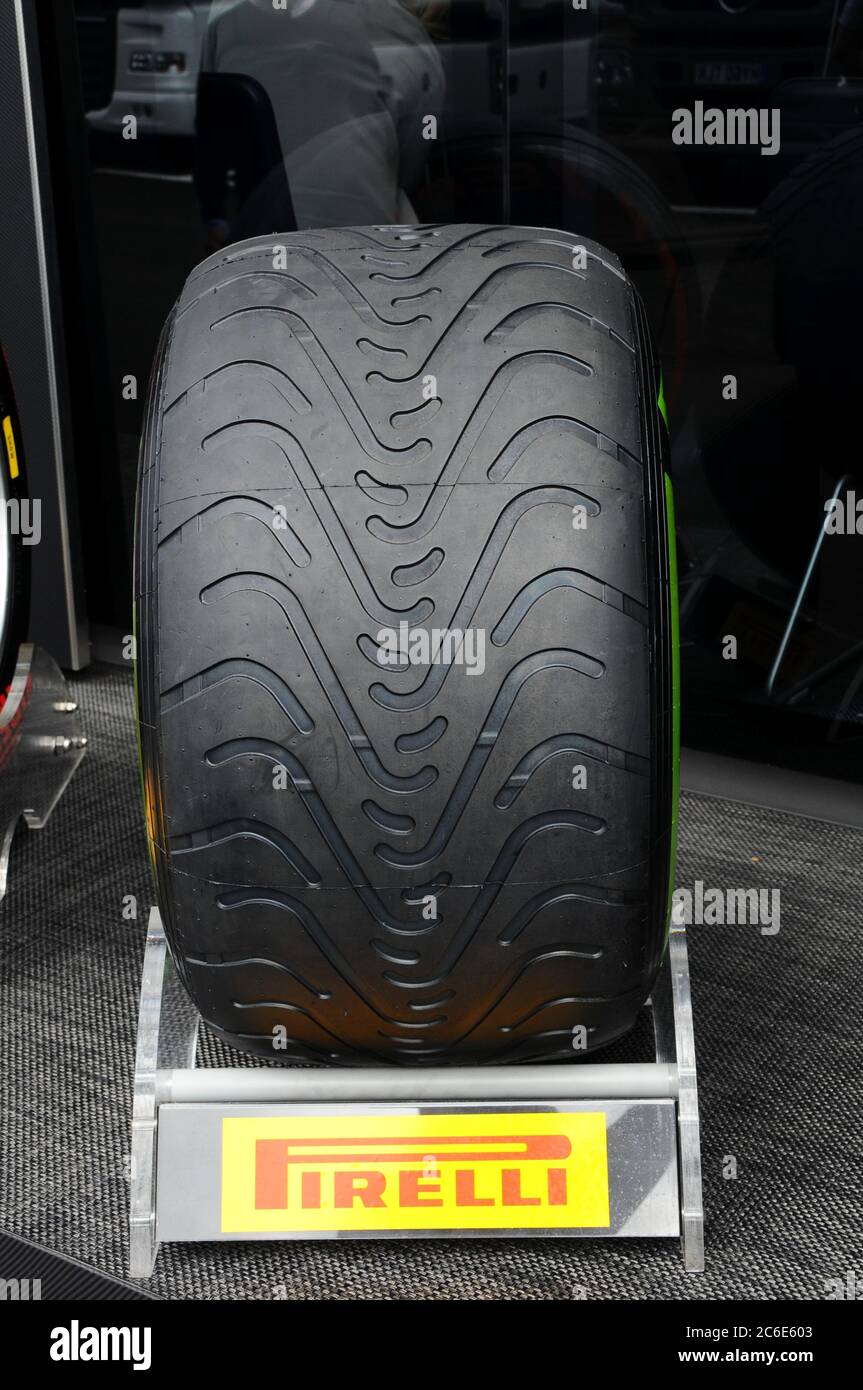 MUGELLO, ITALIE - MAI 2012 : pneus Pirelli de Formule 1 à condition intermédiaire exposés dans les enclos du circuit Mugello. Banque D'Images