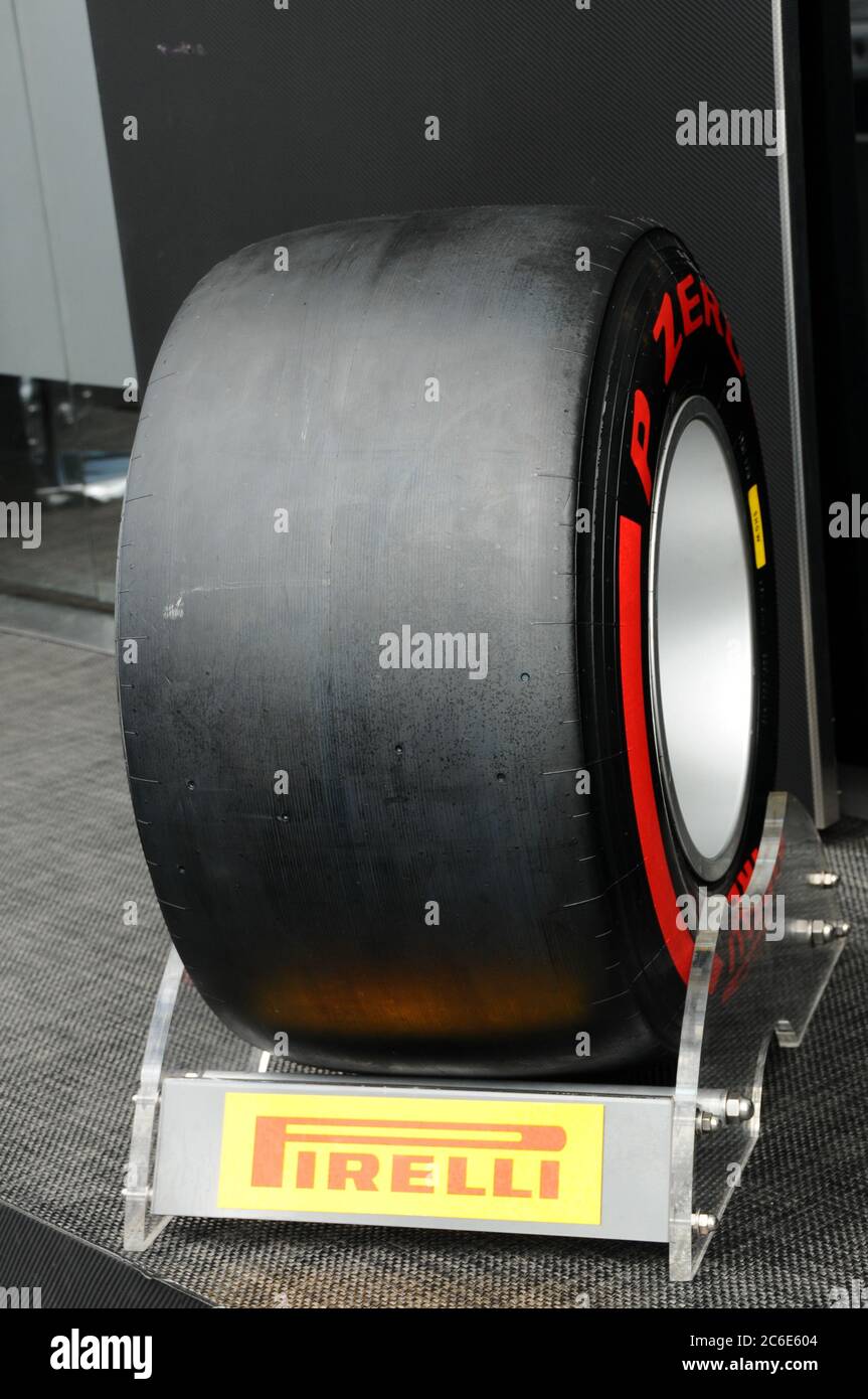 MUGELLO, ITALIE - MAI 2012 : pneus de Formule 1 Pirelli exposés dans les enclos du circuit Mugello. Banque D'Images