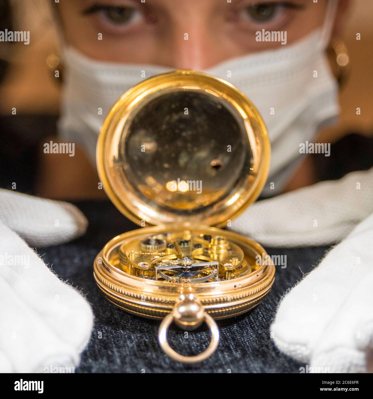 Londres, Royaume-Uni. 9 juillet 2020. Un membre du personnel présente la  Tourbillon Watch du roi George III à un photocall à Sotheby's, New Bond  Street. La montre d'or de pointe a été