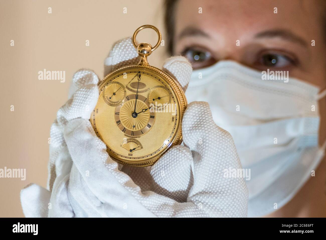 Londres, Royaume-Uni. 9 juillet 2020. Un membre du personnel présente la Tourbillon Watch du roi George III à un photocall à Sotheby's, New Bond Street. La montre d'or de pointe a été vendue par l'horloger Abraham-Louis Breguet au roi d'Angleterre pendant les guerres napoléoniennes. Avec une estimation de 700 000 - 1 million de livres sterling, il sera vendu aux enchères à Londres le 14 juillet. Credit: Stephen Chung / Alay Live News Banque D'Images