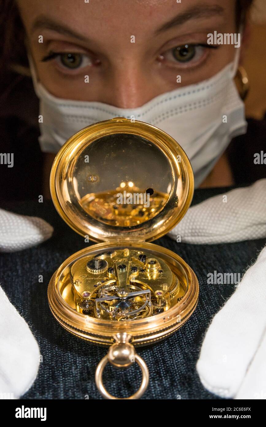 Londres, Royaume-Uni. 9 juillet 2020. Un membre du personnel présente la Tourbillon Watch du roi George III à un photocall à Sotheby's, New Bond Street. La montre d'or de pointe a été vendue par l'horloger Abraham-Louis Breguet au roi d'Angleterre pendant les guerres napoléoniennes. Avec une estimation de 700 000 - 1 million de livres sterling, il sera vendu aux enchères à Londres le 14 juillet. Credit: Stephen Chung / Alay Live News Banque D'Images